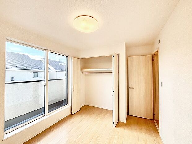 【寝室】明るいバルコニーサイドに洋室を設置。目覚めの良い寝室に。