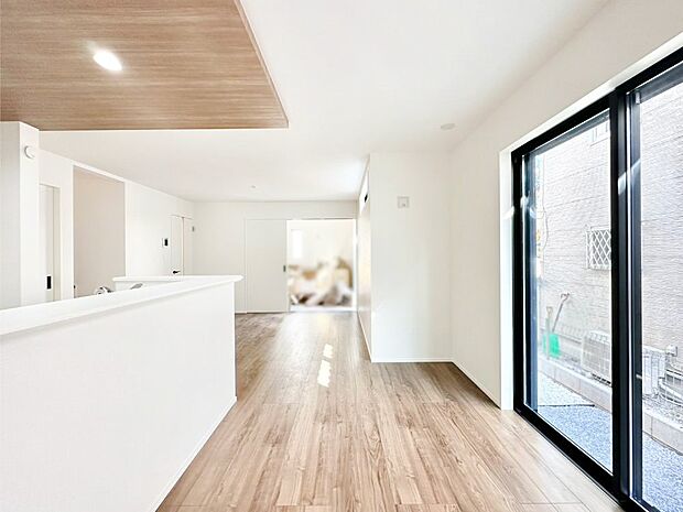 【リビングダイニング】自然光が取り込まれ、家族団らんの場所を明るく演出