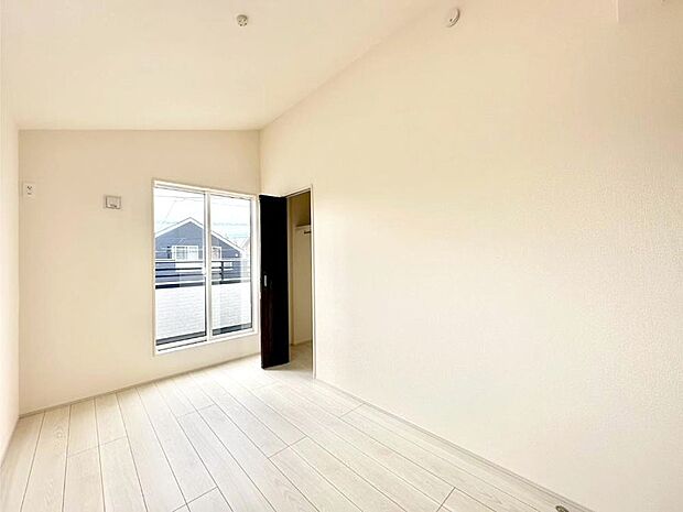 【寝室】収納が充実しているので居住スペースを広々使えます  