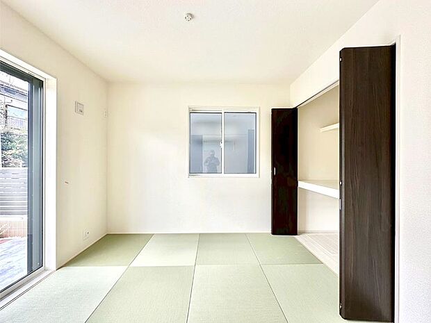 【和室】柔らかい畳の空間は、お子様の遊び場や来客時のおもてなしの場所として重宝します。 