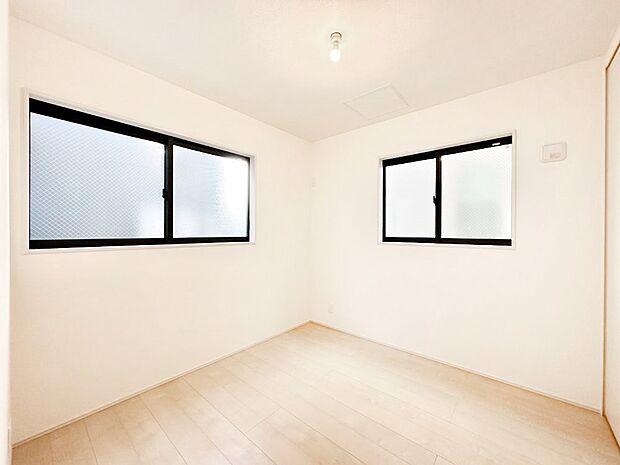 【子供部屋】2面採光で気持ちよく自然光が取り入れられるのでお子様のお部屋にもピッタリ
