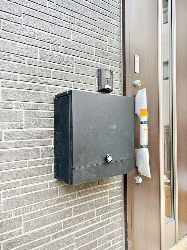 【その他現地】シンプルデザインのポスト。