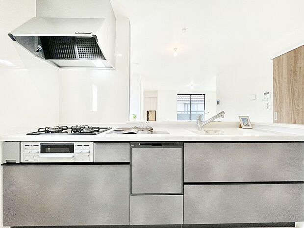 【キッチン】毎日使うキッチンだから、使いやすさ&お手入れのしやすさにこだわりました。