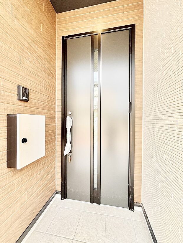 【玄関】玄関前は雨が降っても濡れにくい屋根付き