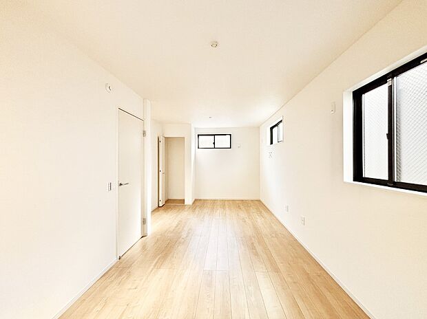 【子供部屋】窓からのやさしい光が心地よいプライベートルーム