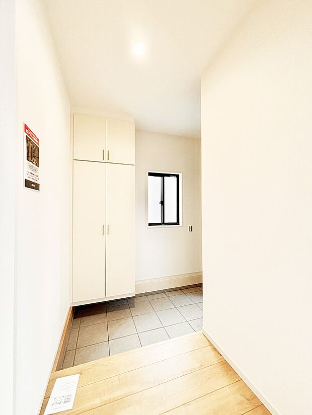 【玄関】小窓から陽光を感じられる明るい玄関