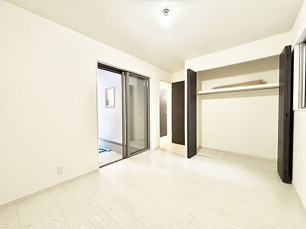 【寝室】使いやすい形でベットや家具の置き方にも困ることもありません。 