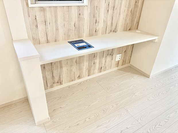 【その他内観】LDKのスタディカウンターはお子様の宿題やテレワークに便利ですね。  