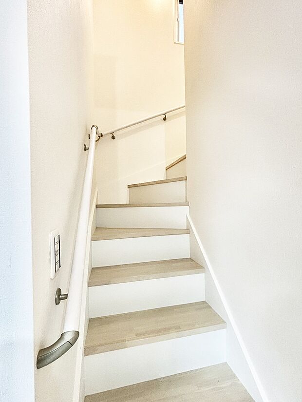 【その他内観】安全性を考慮し階段には手すりを設置しています