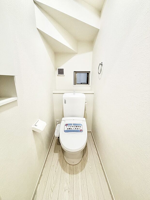【トイレ】トイレは1階と2階それぞれに配置されていてとても便利です。 