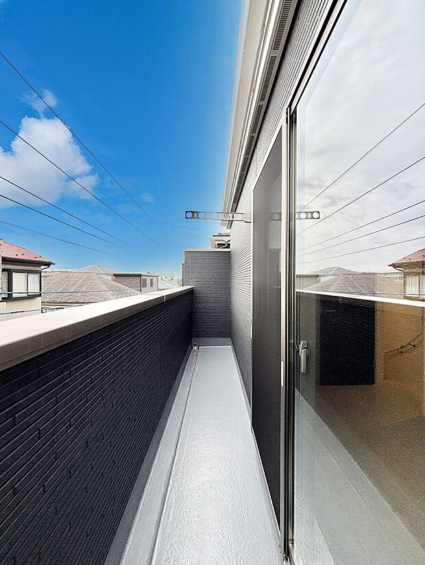 【バルコニー】暖かな陽光が降り注ぐバルコニーはお洗濯におすすめ。爽やかな風も心地よいです。