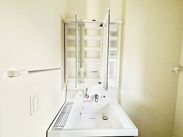 【その他設備(三面鏡裏収納)】三面鏡の裏に、化粧品や衛生用品などを収納可能。洗面台をすっきりと保ちます!