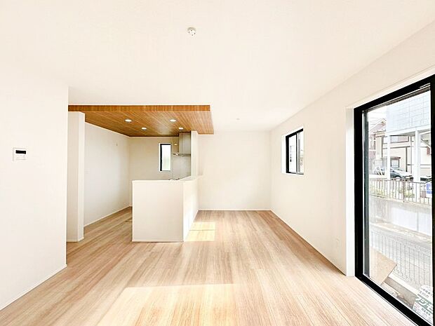 【リビングダイニング】明るい陽光が注ぎ、寛ぎの雰囲気に満たされるリビング・ダイニング。 