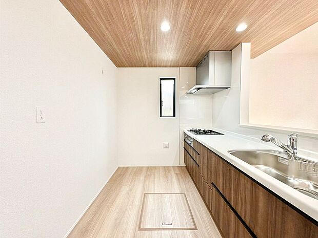 【ダイニングキッチン】料理をしながらご家族との会話を楽しめる対面カウンターキッチン