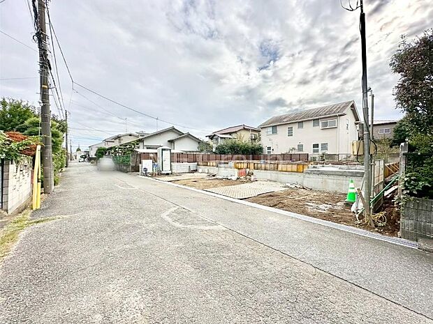 【前面道路含む現地写真】見通しの良さとともに、街並みに開放感を与えてくれます。 