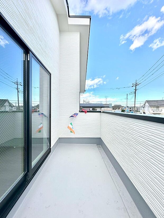 【バルコニー】ゆったりバルコニーだから沢山お洗濯ものを干せます。