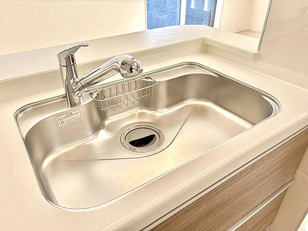 【その他設備(シンク)】広々としたシンクでお料理やお皿洗いもラクラク快適に！