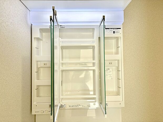 【その他設備(三面鏡裏収納)】三面鏡の裏に、化粧品や衛生用品などを収納可能。洗面台をすっきりと保ちます！