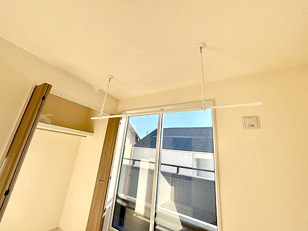 【その他設備(室内物干し)】室内物干しポール。梅雨や花粉の時期に大活躍します。  