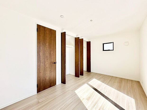 【寝室】収納が充実しているので居住スペースを広々使えます