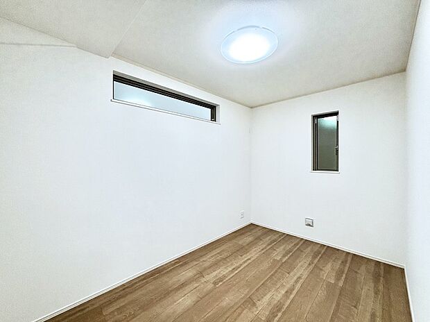 【寝室】使いやすい形でベットや家具の置き方にも困ることもありません。 