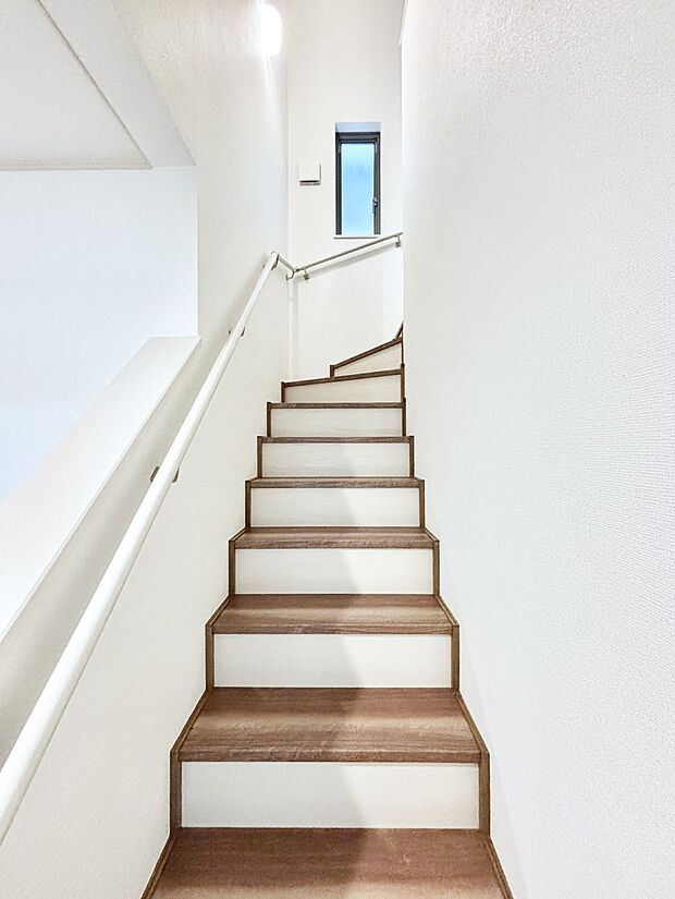 【その他内観】安全性を考慮し階段には手すりを設置しています