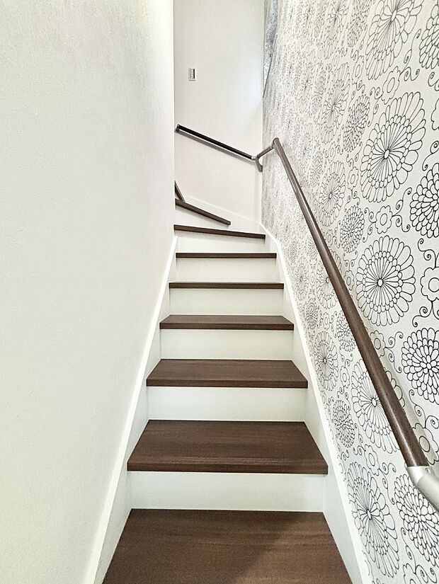 【その他内観】階段は手すり付きなので小さなお子さまやご高齢の方も安心です    