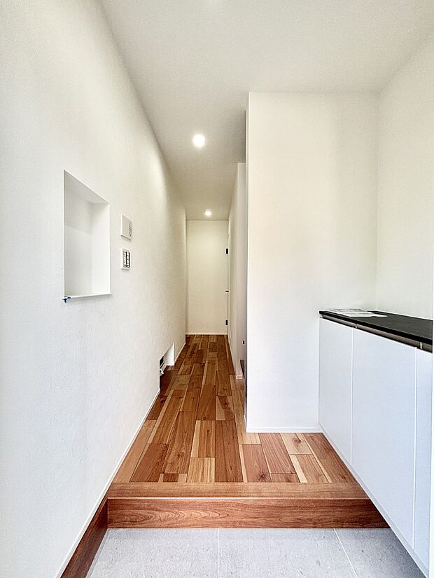 【玄関】明るい玄関はお客様をお出迎えするのにぴったりです！