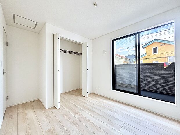 【寝室】明るいバルコニーサイドに洋室を設置。目覚めの良い寝室に。 