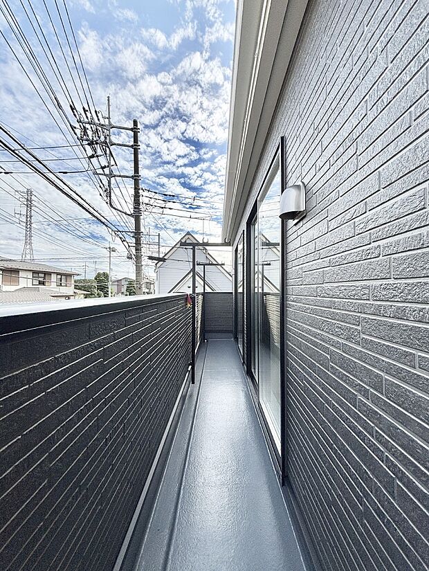 【バルコニー】ゆったりバルコニーだから沢山お洗濯ものを干せます。