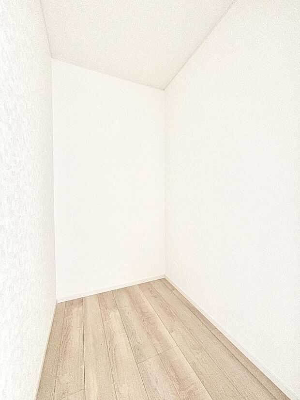 【ウォークインクローゼット】ウォークインクローゼット付きで生活空間を広く利用できます。