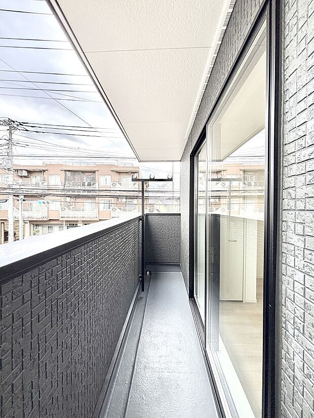 【バルコニー】暖かな陽光が降り注ぐバルコニーはお洗濯におすすめ。爽やかな風も心地よいです。