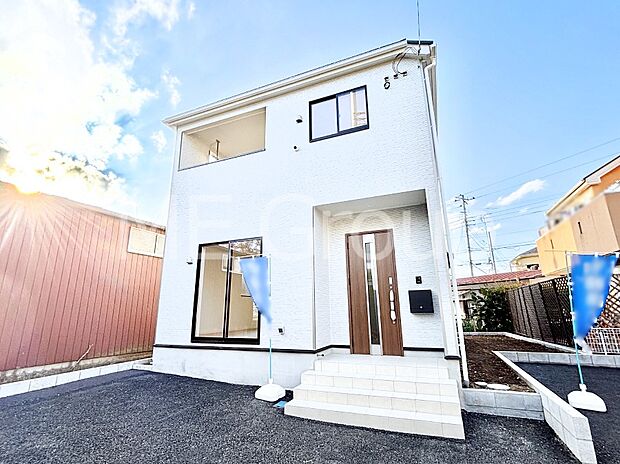 【現地外観写真】暮らしやすさと居心地の良さにこだわったシンプルで飽きのこないデザイン ！