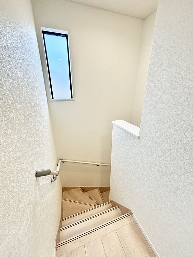 【その他内観】安全性を考慮し階段には手すりを設置しています