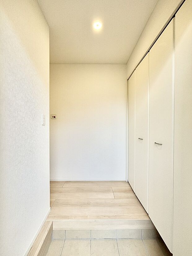 【玄関】明るい玄関はお客様をお出迎えするのにぴったりです！
