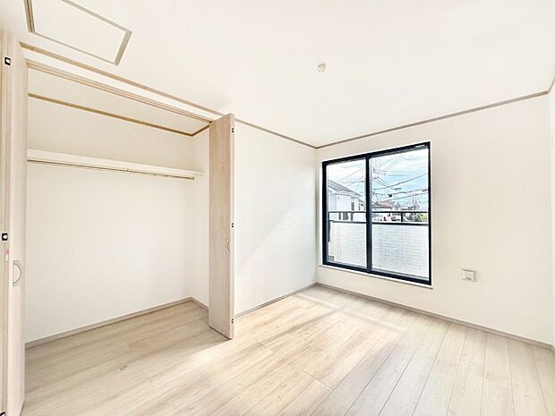 【寝室】使いやすい形でベットや家具の置き方にも困ることもありません。