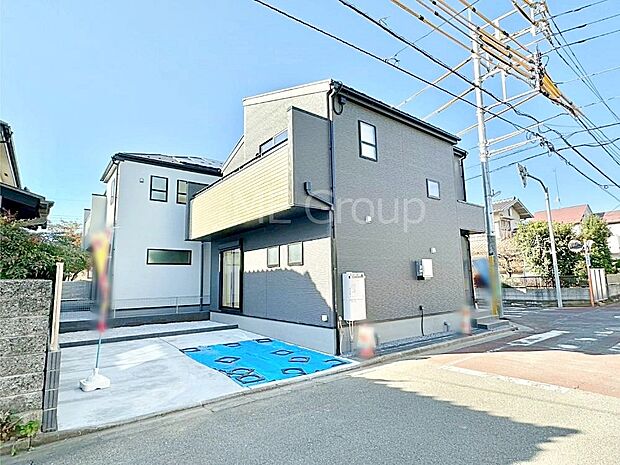 【現地外観写真】洗練された外観、上質な住空間が広がる室内は永く安心して過ごせる住居です。