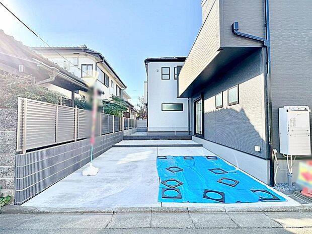 【駐車場】駐車2台可能！急なお客様の駐車に。また、ご家族の自転車スペースとしても大活躍。