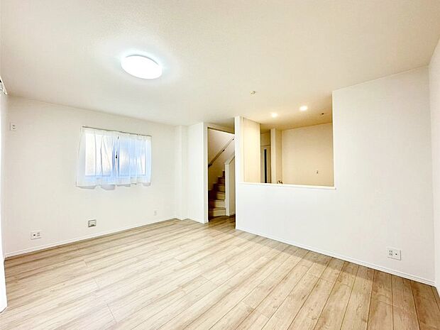 【リビングダイニング】明るい陽光が注ぎ、寛ぎの雰囲気に満たされるリビング・ダイニング。 　