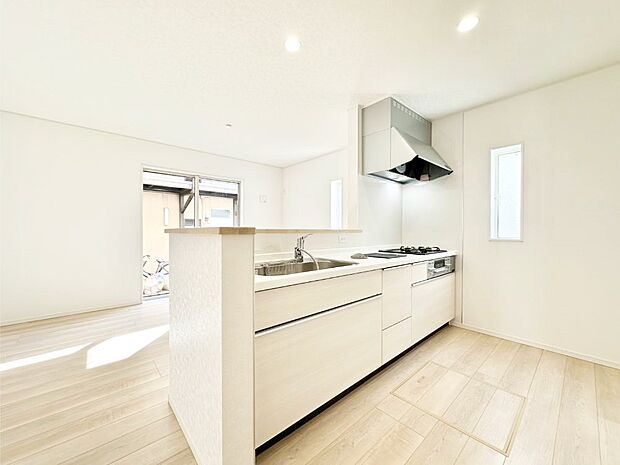 【ダイニングキッチン】料理をしながらご家族との会話を楽しめる対面カウンターキッチン