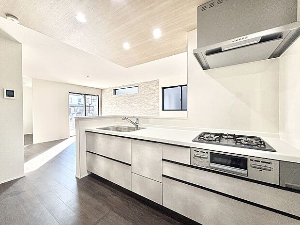 【ダイニングキッチン】料理をしながらでもご家族との会話を楽しめる対面キッチン