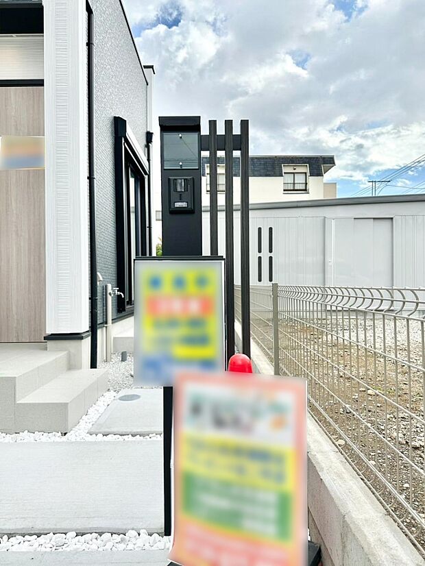 【その他現地】シンプルデザインのポスト。