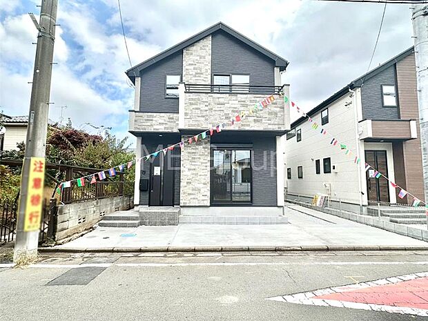 【現地外観写真】洗練された外観、上質な住空間が広がる室内は永く安心して過ごせる住居です。 