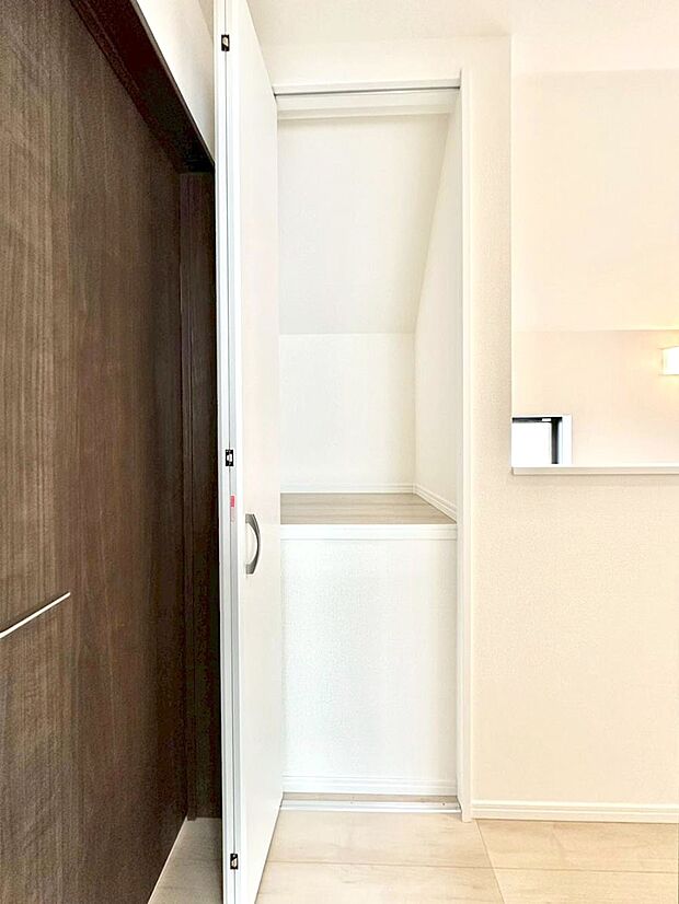 【その他設備(廊下収納)】廊下収納。掃除道具や季節の小物を収納することができます。