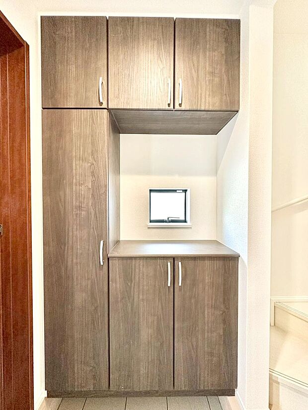 【その他設備(シューズボックス)】たっぷり収納できるシューズボックスで家族全員の靴も、玄関すっきり。  