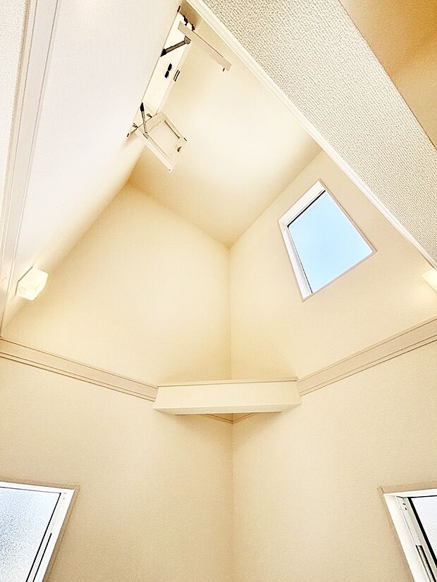 【吹き抜け　】明るい日差しが差し込む吹き抜け設計