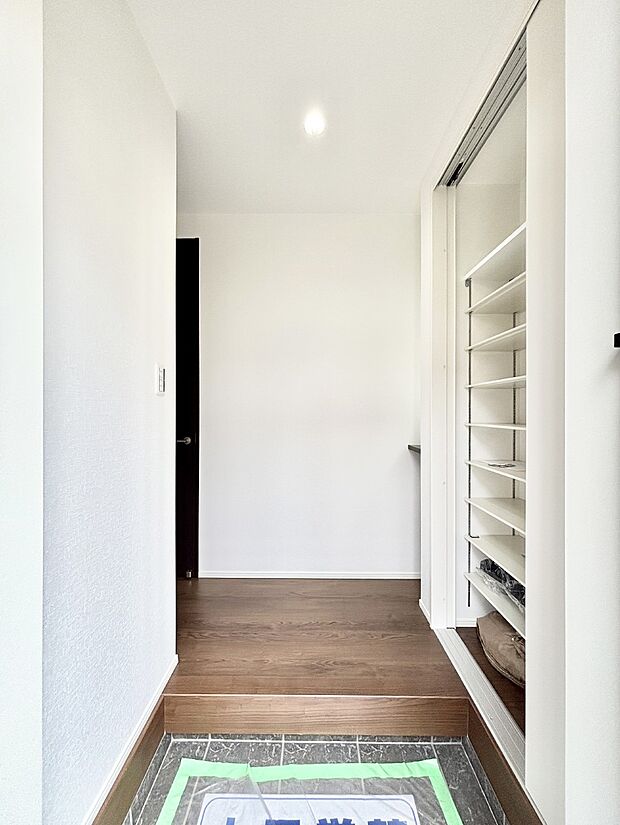 【玄関】明るい玄関はお客様をお出迎えするのにぴったりです！