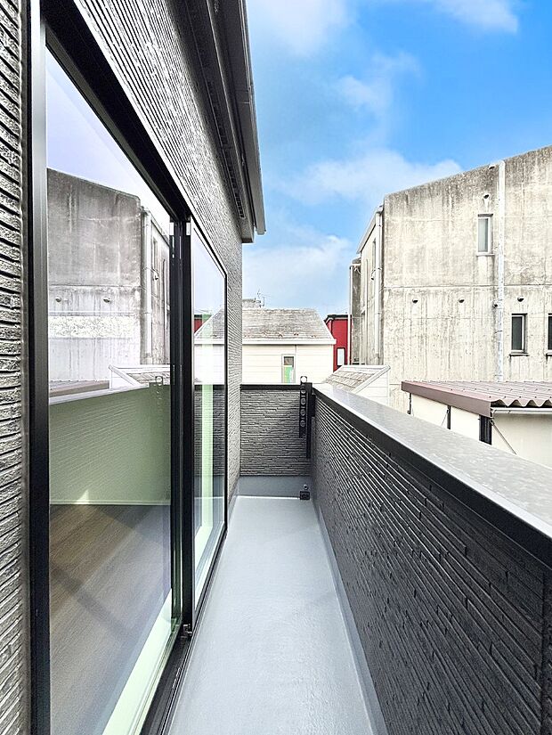 【バルコニー】南向きのバルコニー！ご家族の洗濯物はもちろん、お布団もたっぷり干せます！