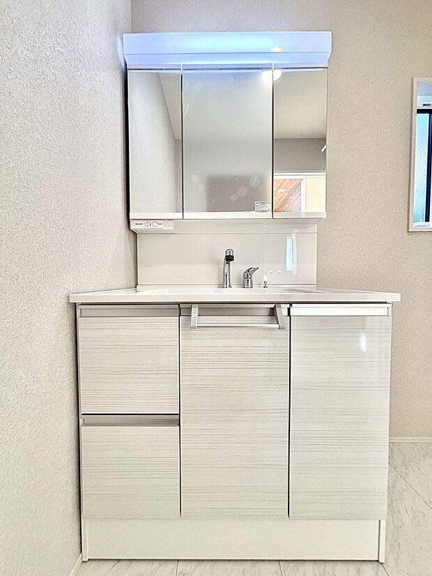 【洗面台・洗面所】大きく見やすい三面鏡で清潔感ある洗面台は、身だしなみチェックや肌のお手入れにおすすめです。 