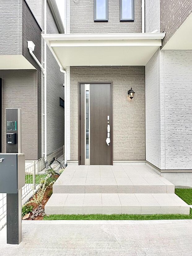 【玄関】玄関前は雨が降っても濡れにくい屋根付き　